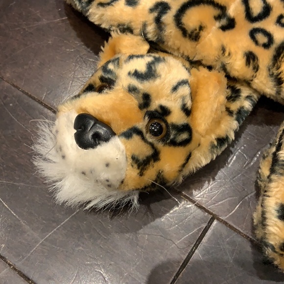 Leopard hat, scarf and mitten ensemble - Picture 2 of 4